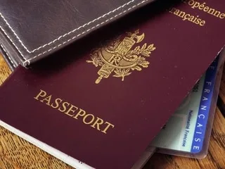 Confondue avec sa sœur jumelle à l’aéroport, elle reste bloquée en Espagne et doit payer un nouveau billet d’avion
