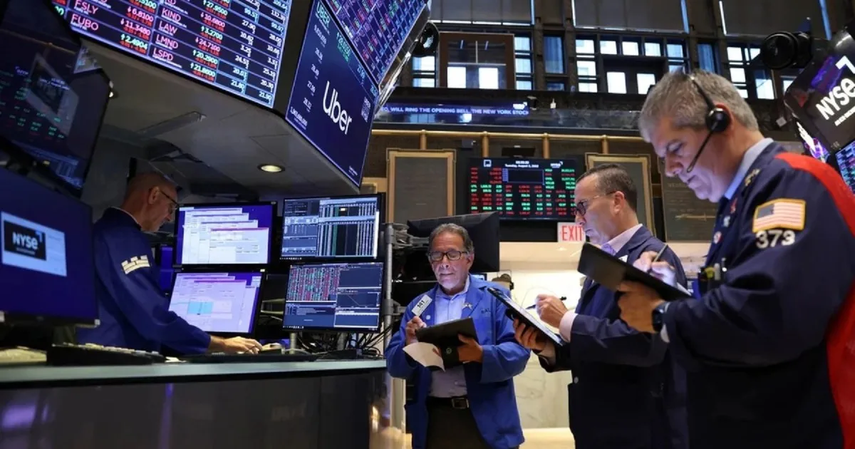 El riesgo país bajó a 506 puntos y cortó una racha de 14 subas: rebotan los bonos y las acciones en Wall Street