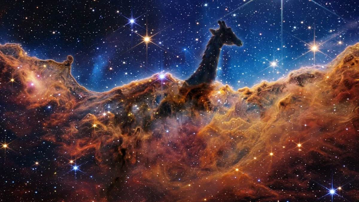 Uma nebulosa parece uma girafa andando pelo espaço: nuvem escura mostra por que o cérebro insiste em encontrar animais onde só há poeira