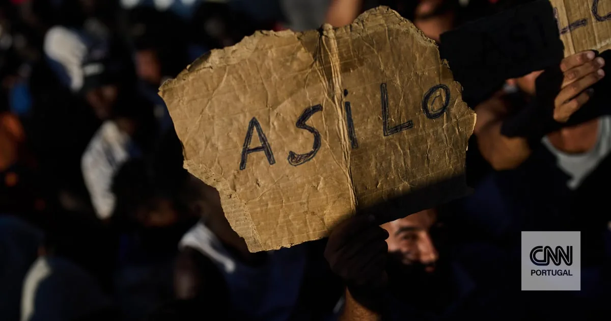 Mais de uma centena de migrantes acampados em Ceuta iniciam greve de fome