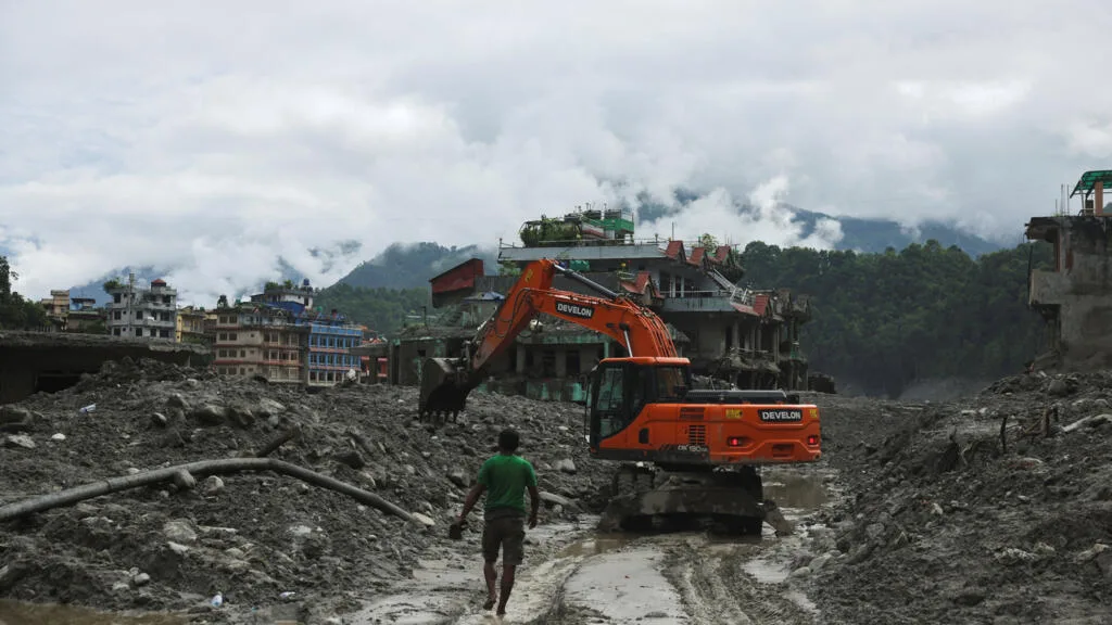 Crue dans l'Himalaya: plus de 1 000 morts et des secours qui peinent à atteindre les sinistrés