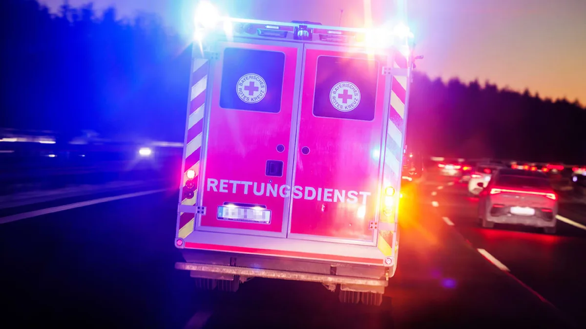 Fahrer ließ Notarzt nicht überholen - Richter knallhart! Retter behindert, Lappen weg