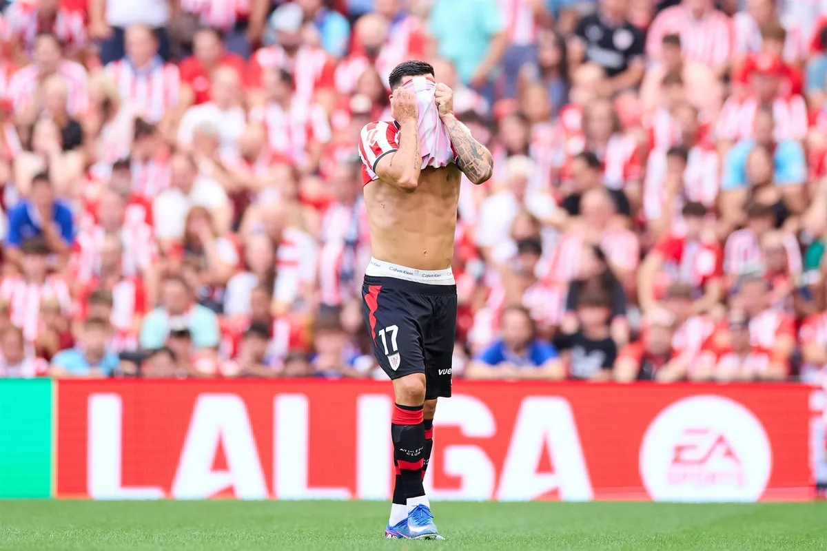 El lateral del Athletic Club Yuri Berchiche entra en la convocatoria ante el FC Barcelona