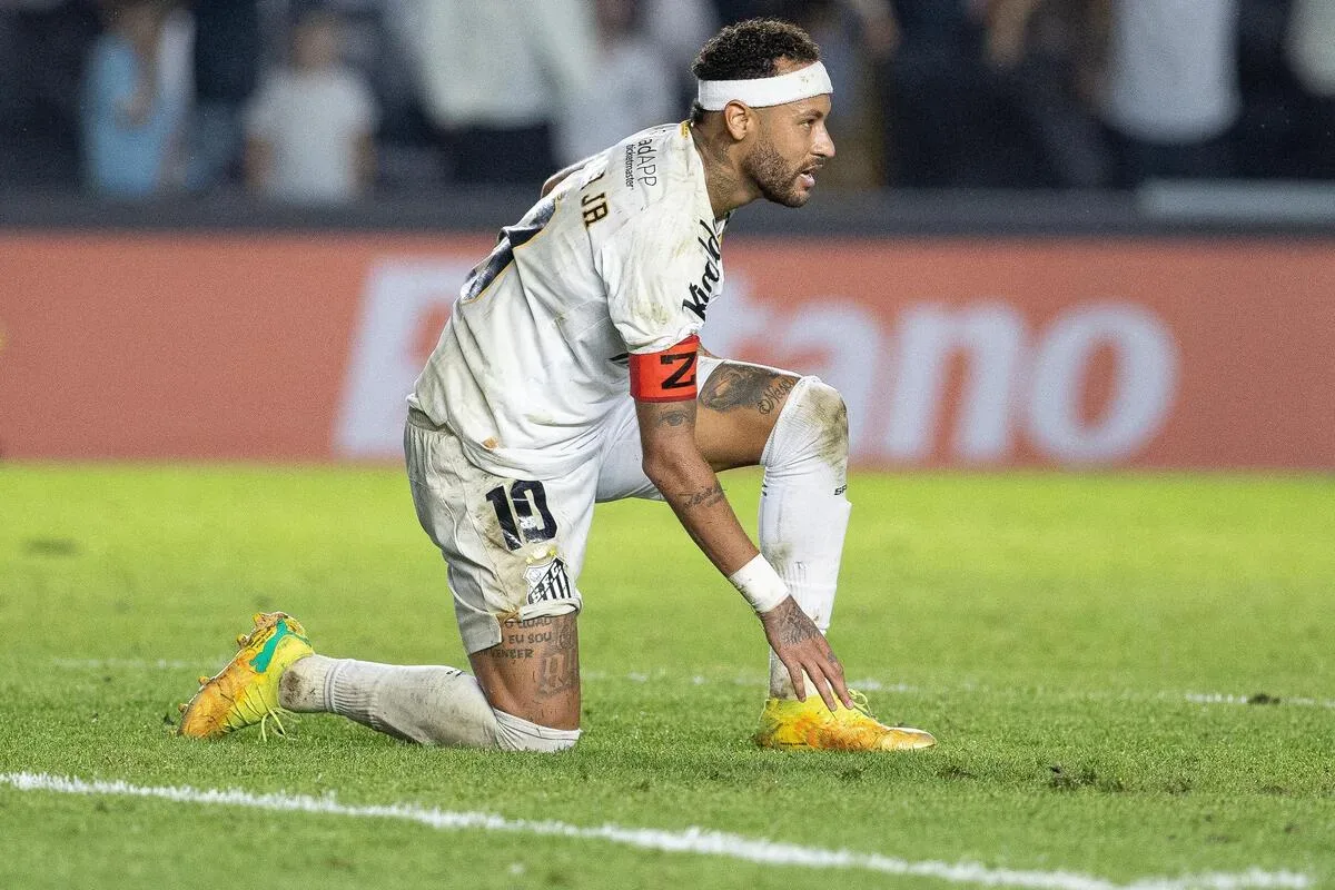 Neymar detona gramado da Vila Belmiro após lesão: “Pior que a Vila já teve”