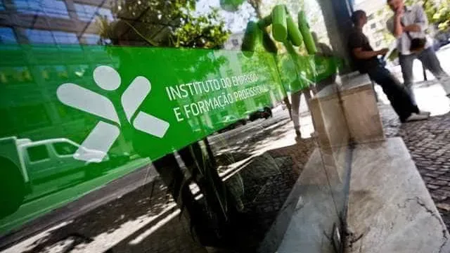 Taxa de desemprego em julho recua para 5,7%