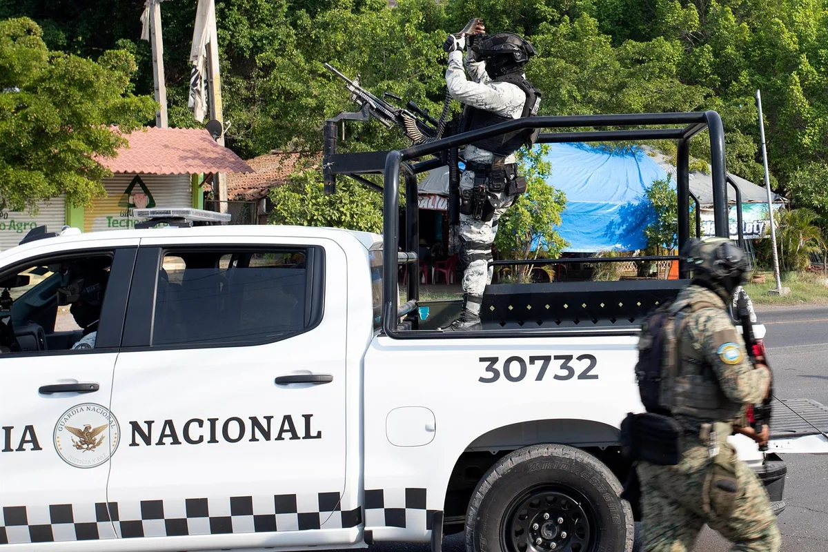 El estado mexicano de Michoacán amanece bajo bloqueos y quema de vehículos tras un operativo contra el cártel