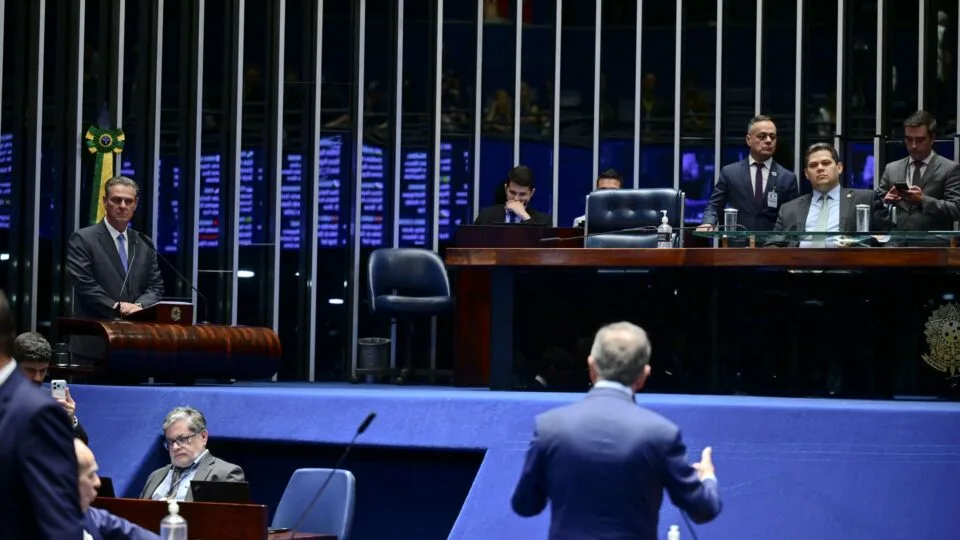 Cotado para presidir o Senado, Marinho confronta Alcolumbre sobre PEC da Segurança