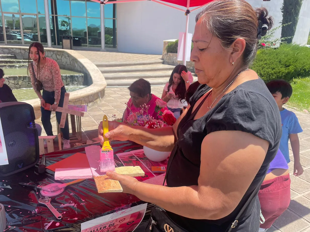 Familias de mujeres víctimas de feminicidio inauguran el Taller de Cruces Rosas frente a la Fiscalía de Coahuila