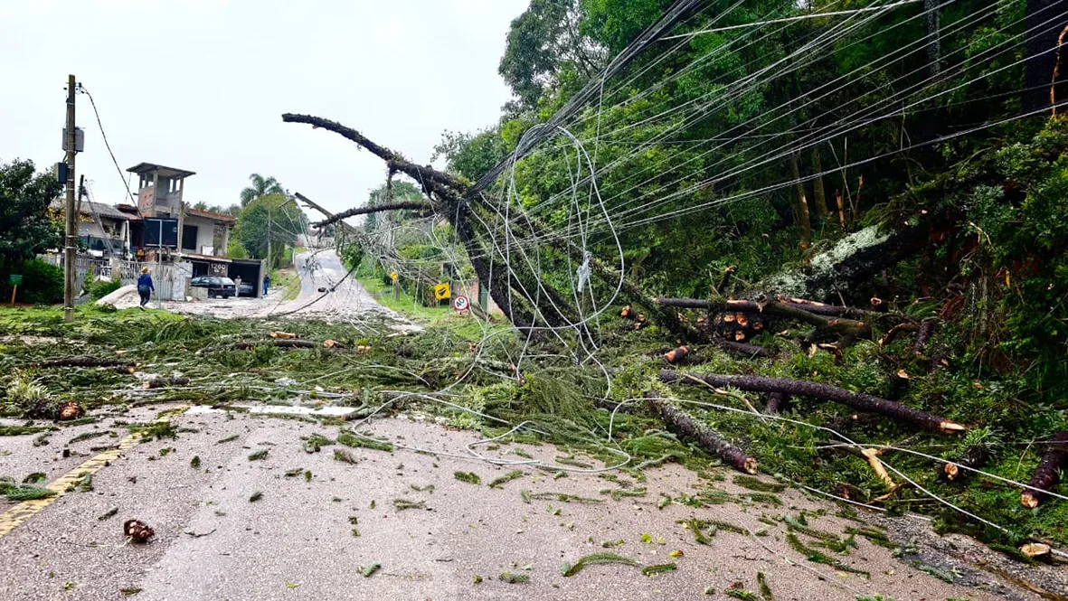 Chuva enfraquece no Paraná, mas temperaturas despencam