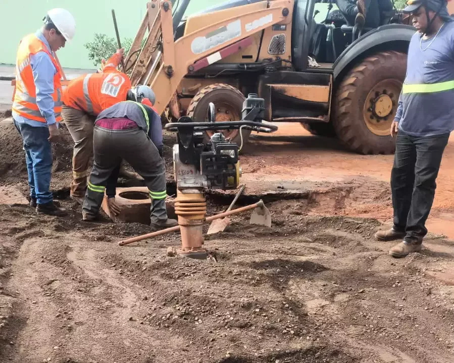 MSGás inicia reparo de rua onde asfalto cedeu e "engoliu" carro