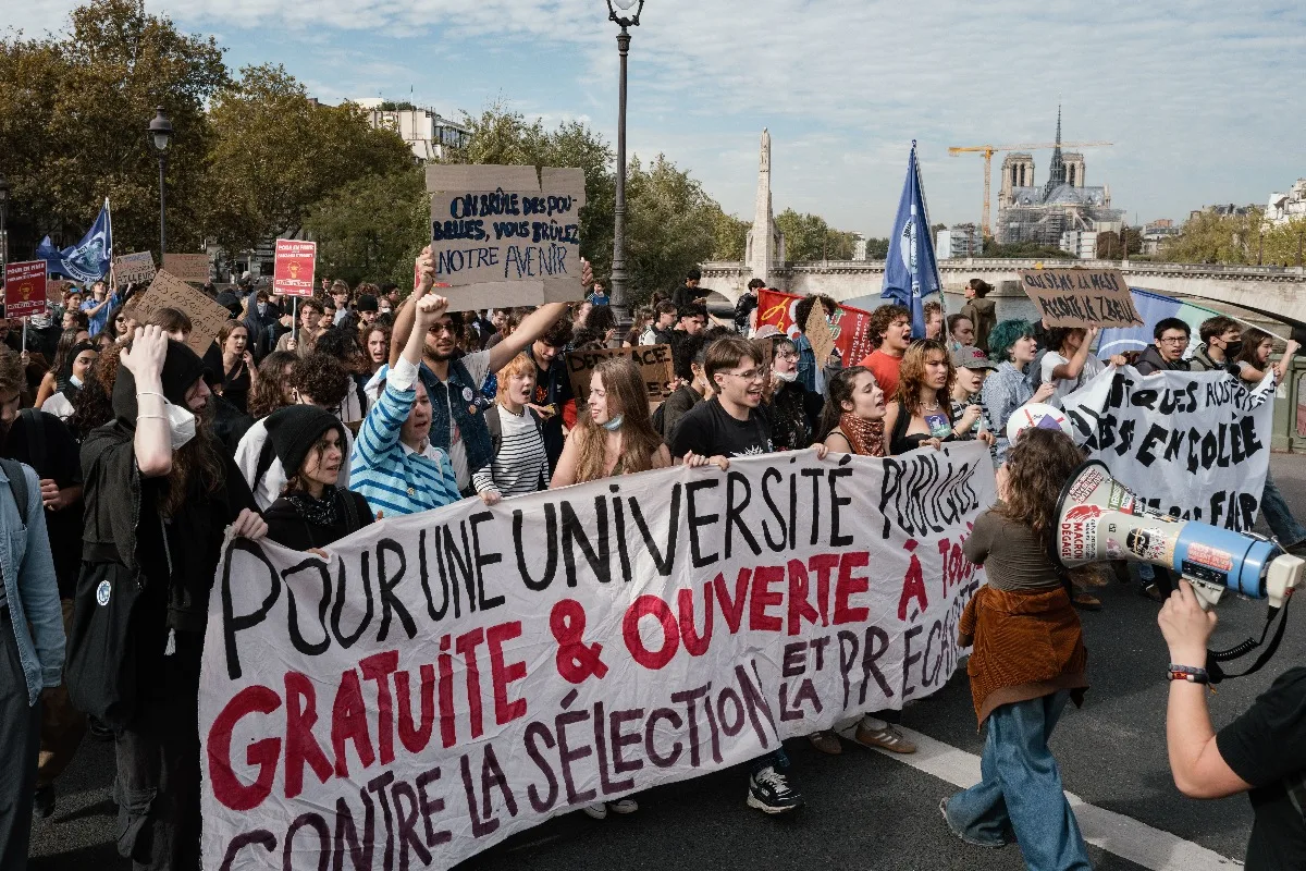 Protestos na França tem ataque a prefeituras e atos em diversas cidades