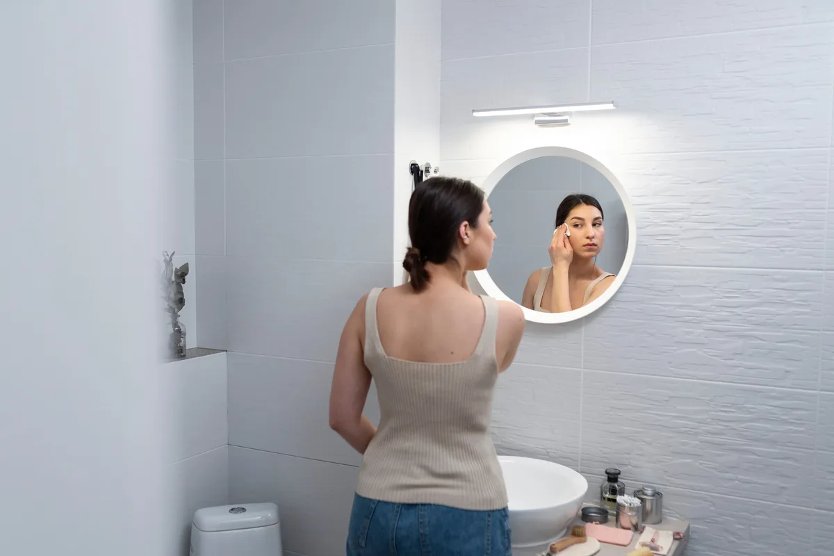 Cómo evitar que el espejo del baño se empañe: el truco del jabón que dura meses