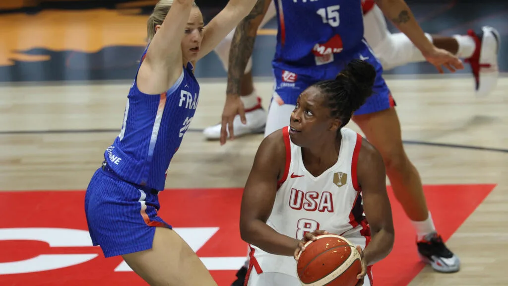 Mondial féminin de basket: la France y a cru, mais échoue en finale face aux États-Unis (97-79)