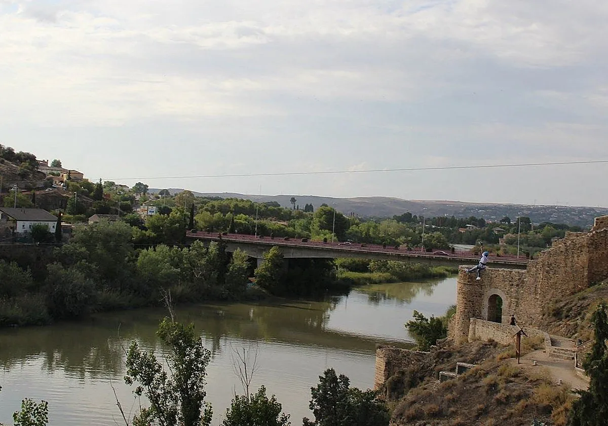 Los vecinos detectan 35 puntos de deterioro en el puente de la Cava de Toledo y piden una inspección