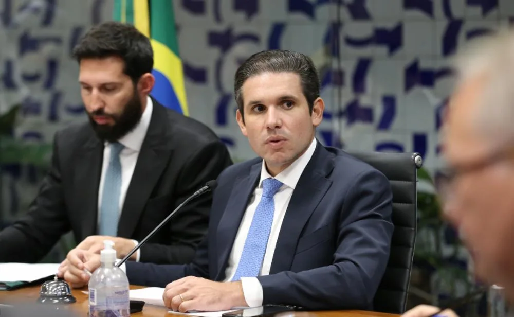 Hugo Motta articula apoio para continuar no comando da Câmara em 2027