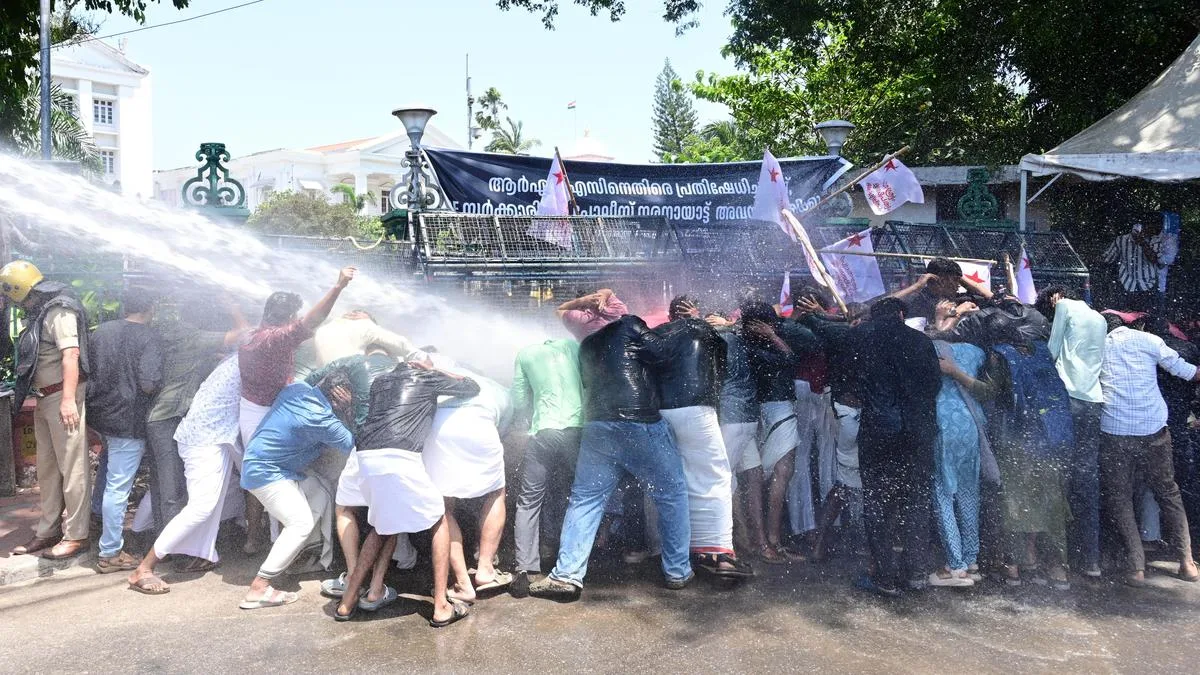 Tense scenes as SFI stages march to Secretariat in Kerala