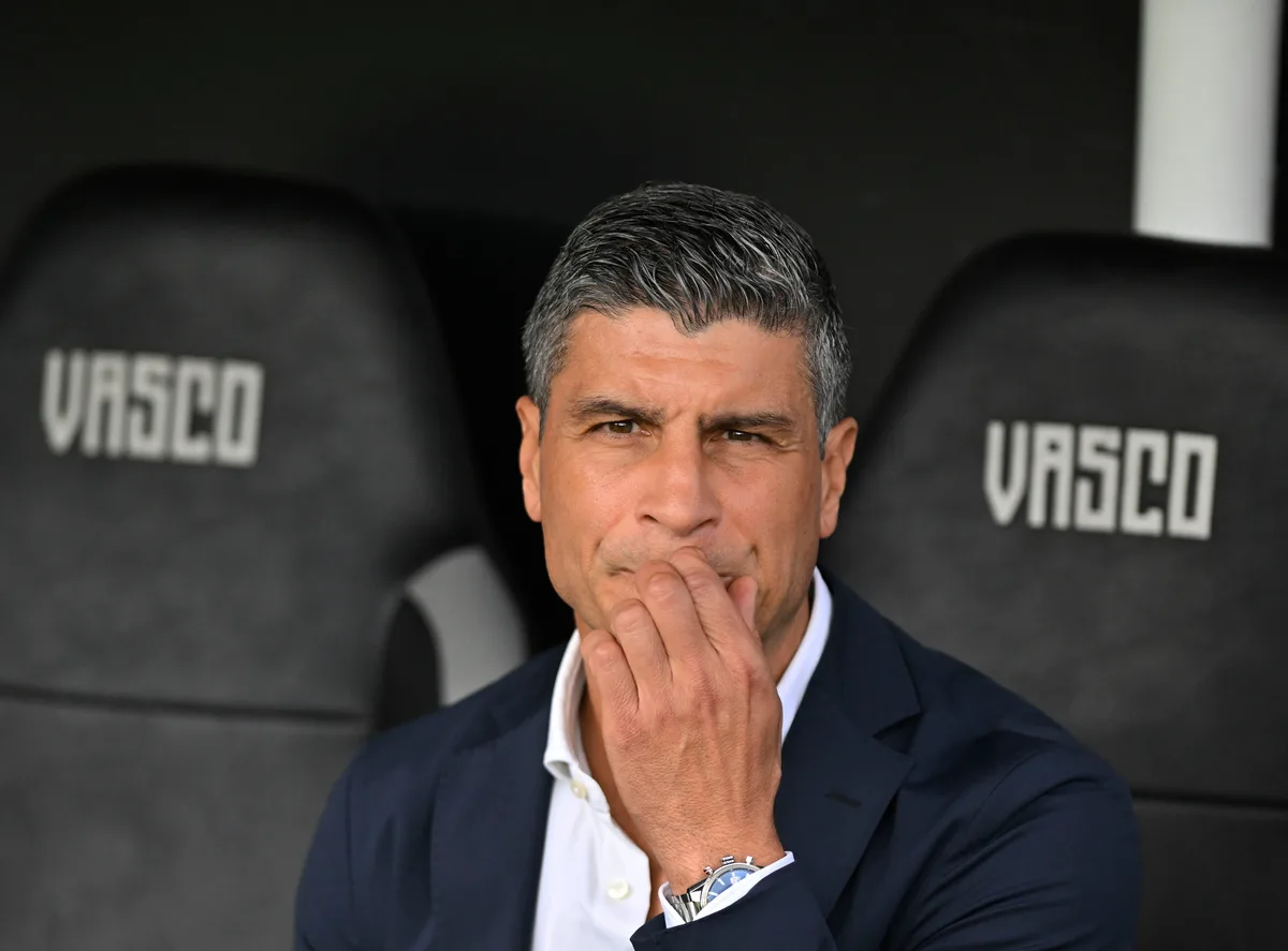 Pedro Emanuel admite preocupação com falta de eficácia do Vasco contra o Santos: "Abismal a diferença"