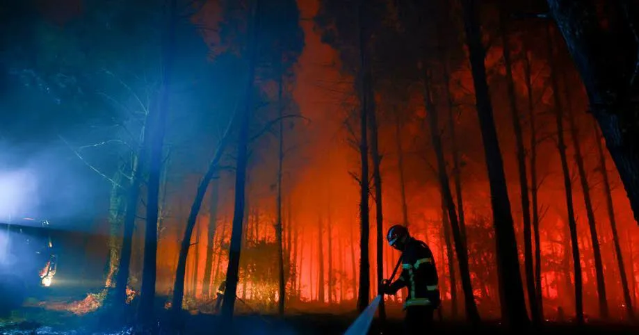 Climat. Près de 1 300 hectares brûlés dans le feu des Landes, 64 départements en vigilance orange canicule ce samedi