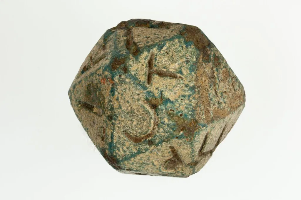 Creíamos que D&D inventó el dado de 20 caras, pero los egipcios ya lo usaban hace más de 2,000 años