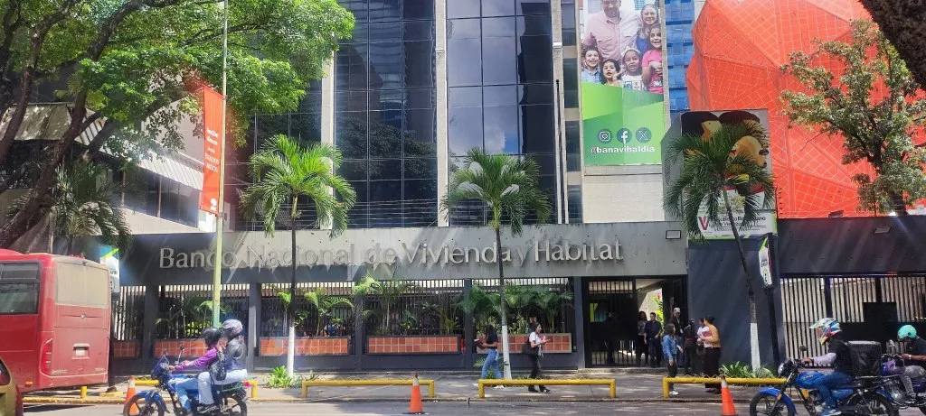 Burocracia, fallas de sistema y contradicciones frenan el acceso a créditos del plan Venezuela Renace (I/II)