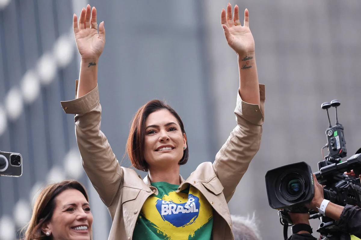 Michelle Bolsonaro diz que é voluntária da igreja e vendeu laranjas no semáforo