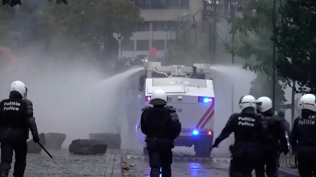 Wasserwerfer und Tränengas in Brüssel - Studenten-Proteste schwappen nach Belgien über