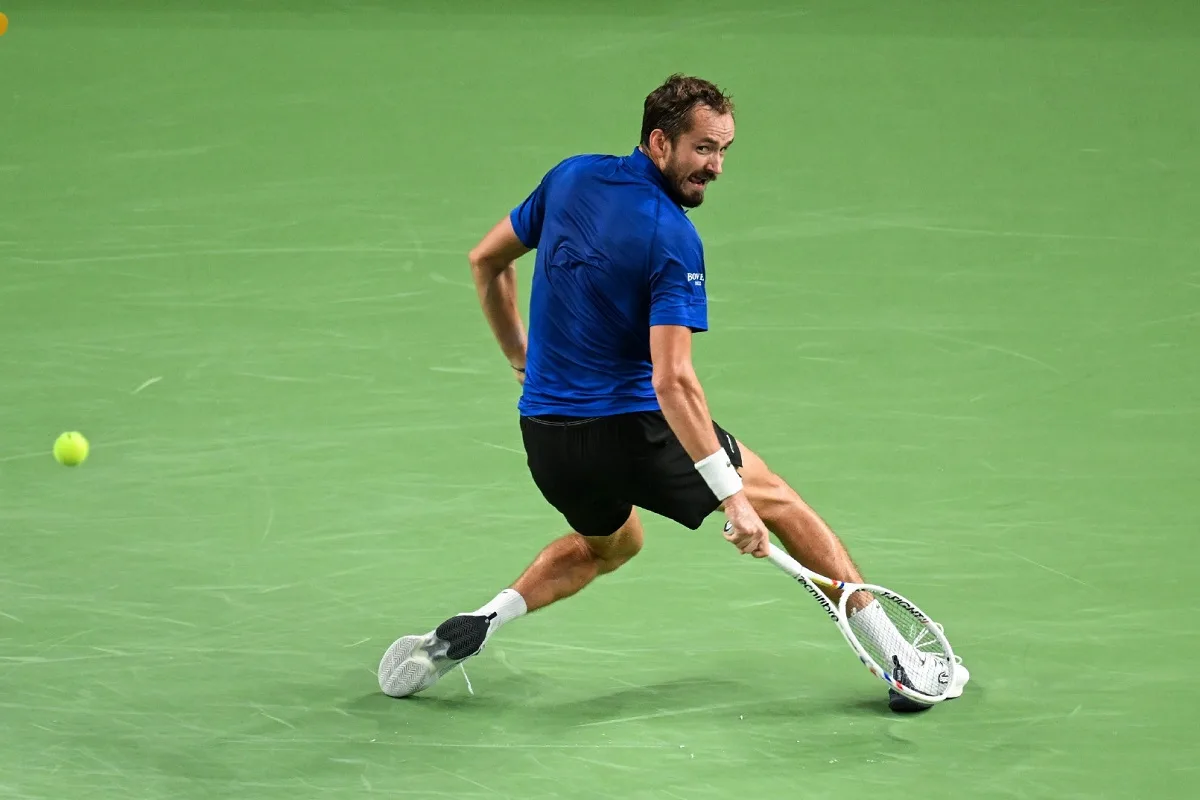 Medvedev oscila, vence Paul em 3 sets e joga 70ª semi da carreira