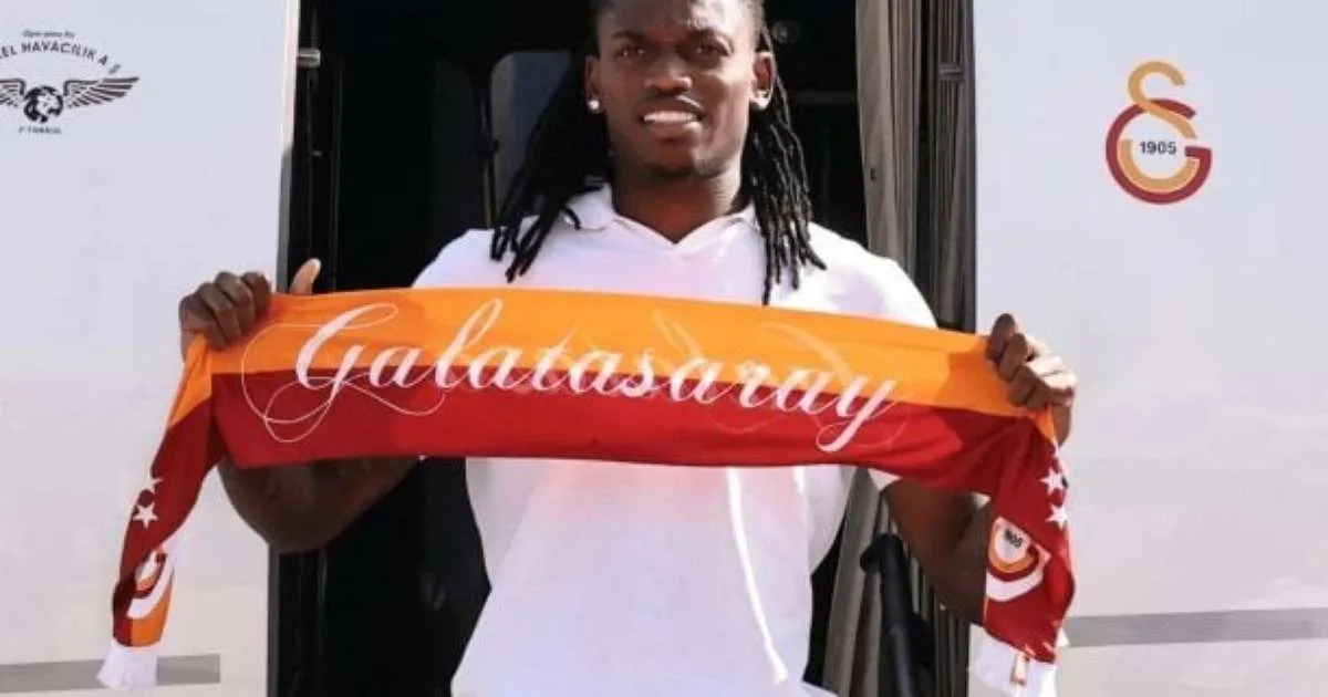 Rafael Leão deixa Milan e chega a Istambul para assinar com Galatasaray