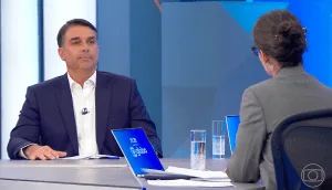 Flávio admite erro em fala sobre urnas e diz que respeitará resultado da eleição