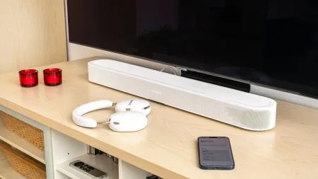 heise+ | Sonos Beam Ultra im Test: Echtes Atmos und Rear-Speaker zum Mitnehmen
