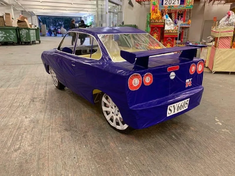 Fabrican artesanalmente autos emblemáticos, pero para luego prenderlos fuego