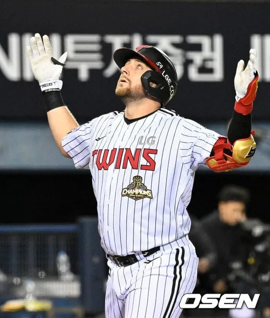 “MLB에선 잊힌 선수였는데…” 41홈런 폭발한 '잠실 오씨' LG 오스틴의 인생역전, 美 매체도 놀랐다 “한국에서 완전히 달라졌다”