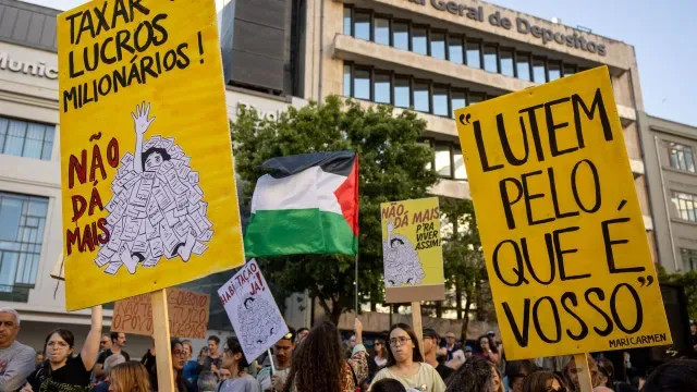Acampada de Barcelona apoia Porto e protesta em frente ao consulado