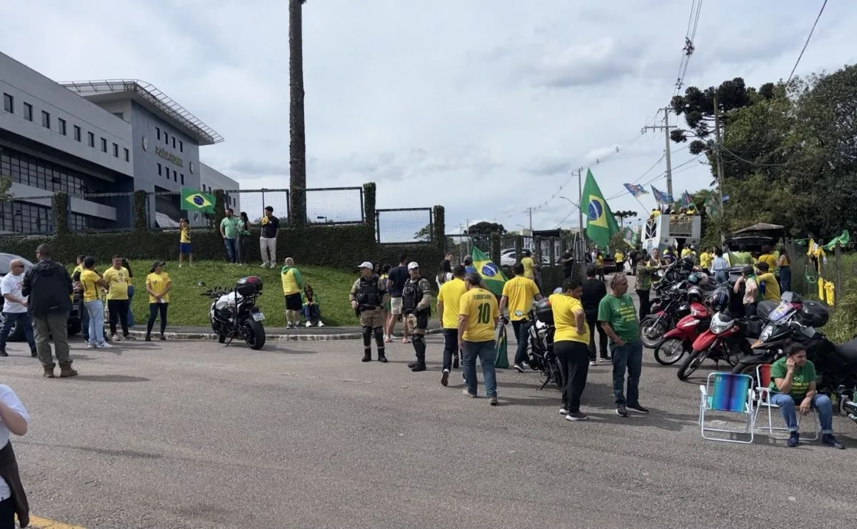 Carreata em apoio a Flávio Bolsonaro em Curitiba reúne Moro e lideranças da direita do Sul do Brasil