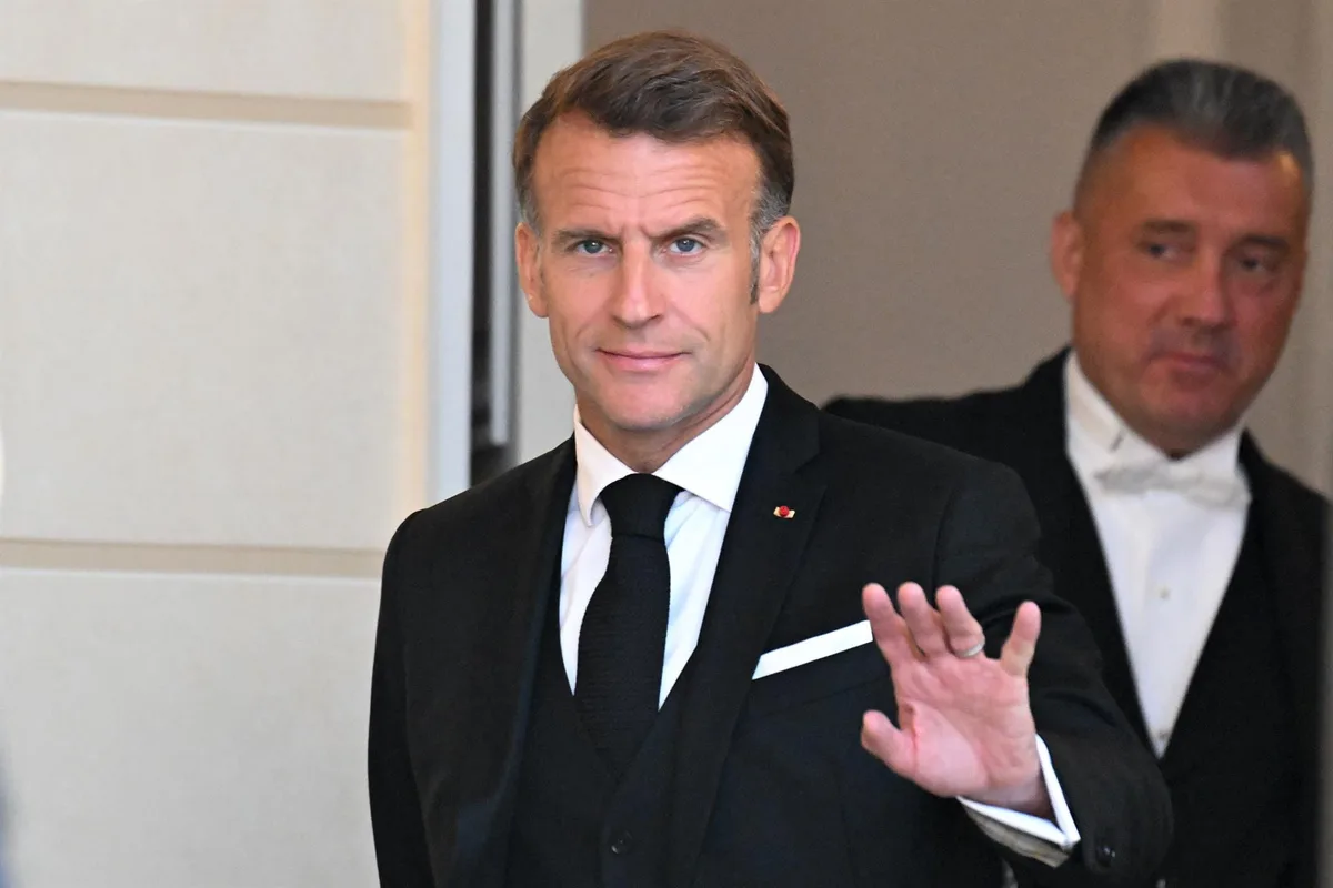 Macron promulga una ley que prohíbe los teléfonos móviles en las aulas de los institutos