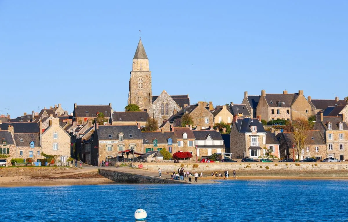 Bretagne : Après les voitures rayées, des tags anti-Parisiens découverts dans un petit village