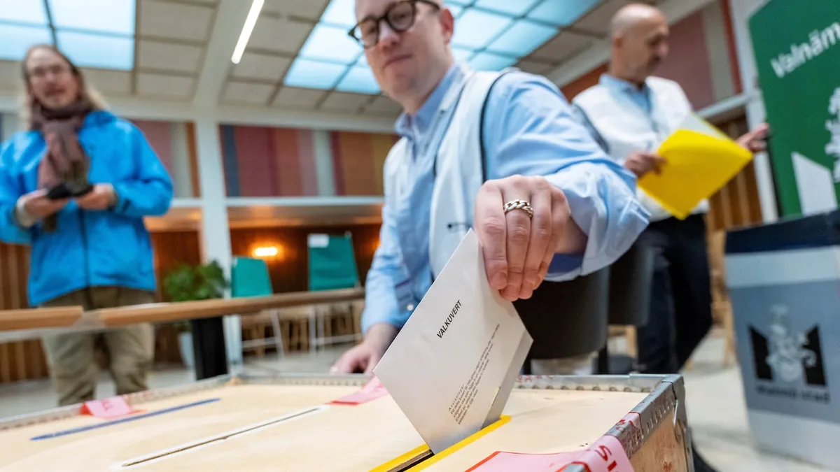 Early results have Swedish centre-left with 1-seat lead over rivals in general election