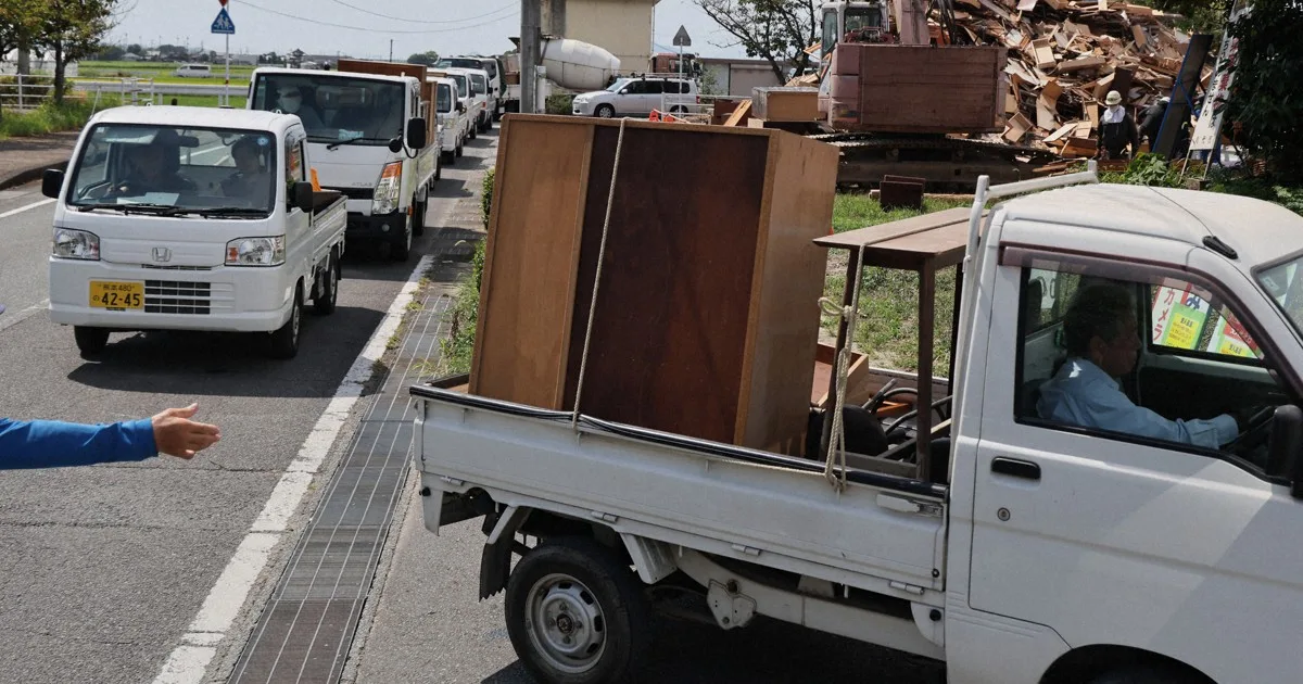 災害ごみ仮置き場に長蛇の列 3時間待ちも 熊本