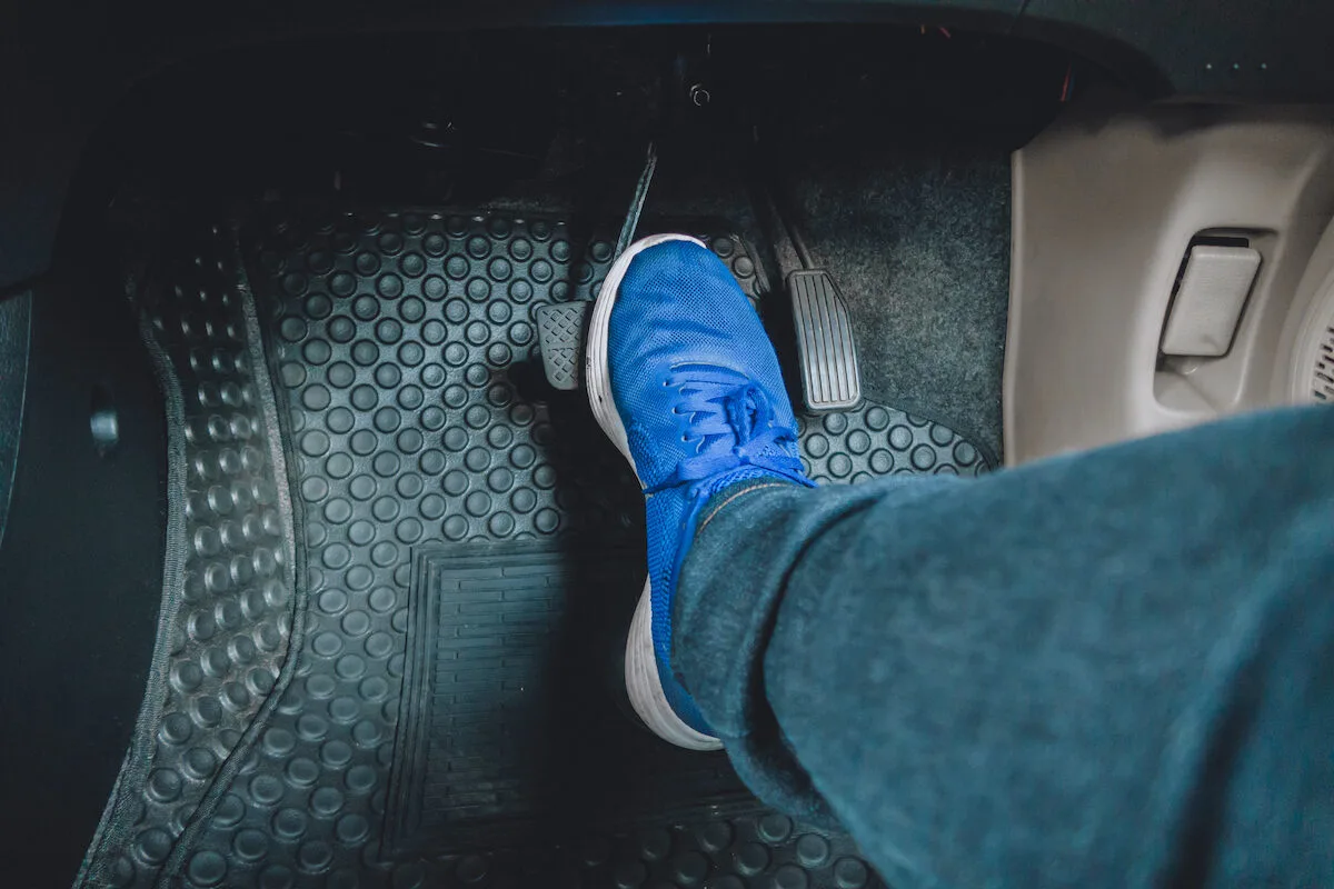 De que forma a diabetes afeta a capacidade de controlar os pedais durante a condução