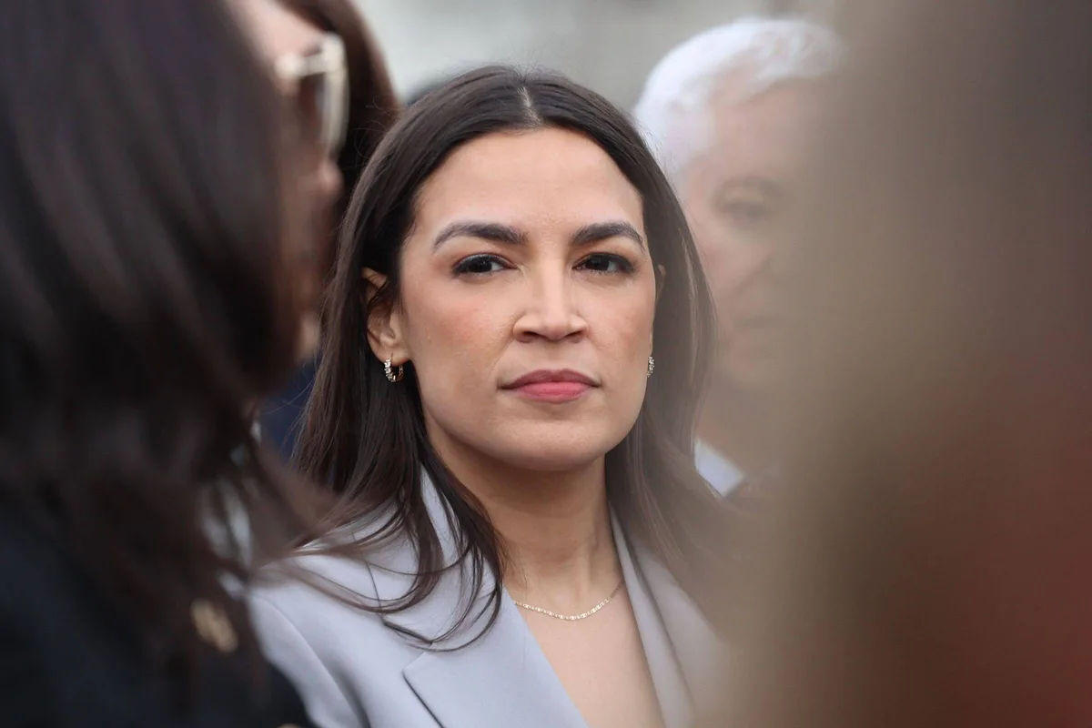 Alexandria Ocasio-Cortez decide congelar óvulos enquanto hesita sobre candidatura à Presidência