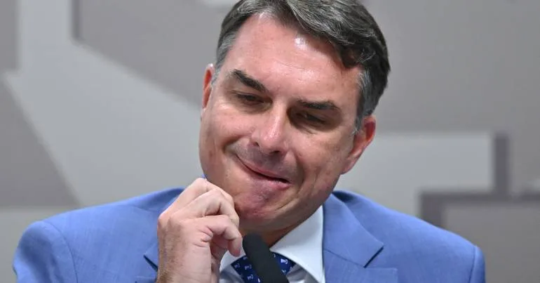 Flávio Bolsonaro investigado por suspeitas de corrupção