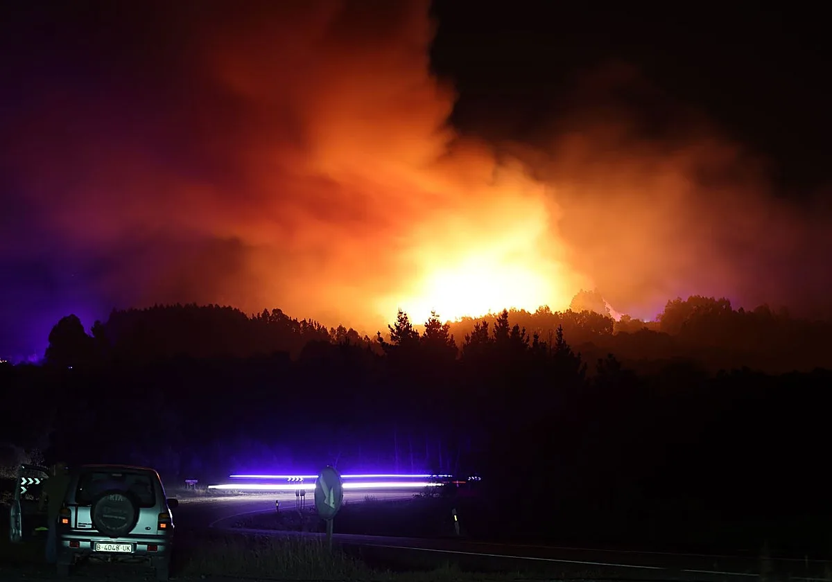 Desactivada la alerta por proximidad a viviendas del incendio de O Riós (Orense), que ya calcina 30 hectáreas