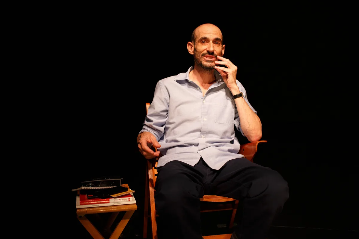 "Tu l’as pas connu, toi, Tonton Hitler" : comment Éric Feldman met en scène avec humour les traumatismes hérités de la Shoah