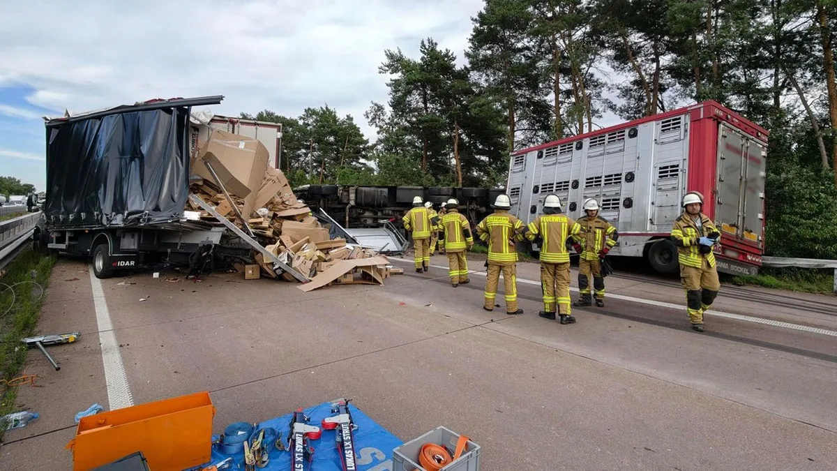 Ursache noch unklar: A1 bei Bremen Richtung Hamburg nach zwei Unfällen gesperrt