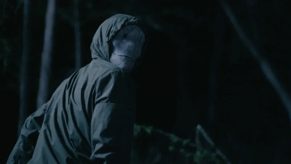 Assassino mascarado toca o TERROR em floresta no trailer do slasher ‘Deathwoods’; Confira!