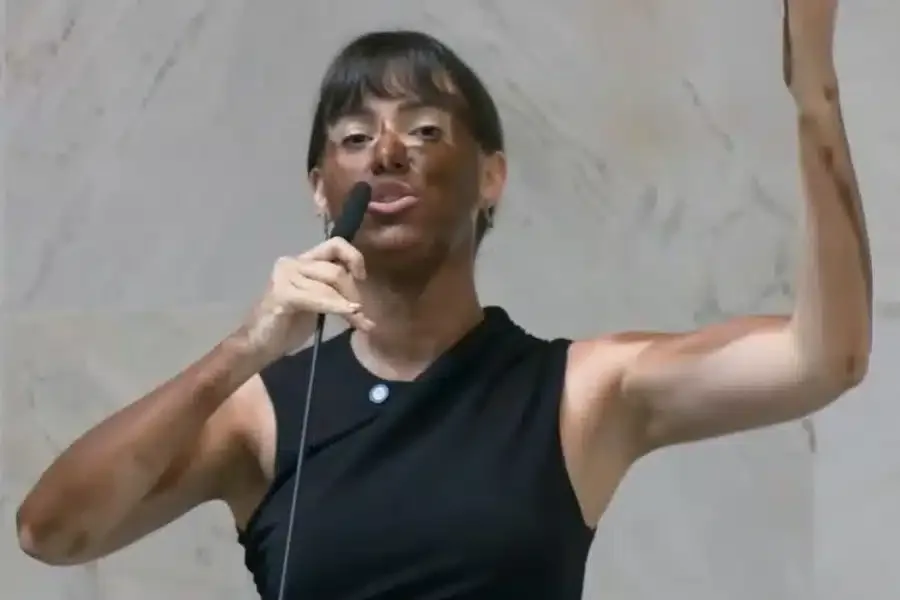 Deputada que fez blackface na Alesp quer criar programa de fomento ao emprego para golpistas do 8/1