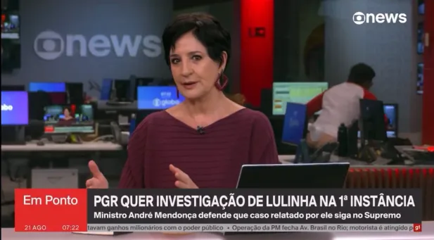 Funcionário da GloboNews se descuida e expõe o bumbum durante transmissão ao vivo; assista Funcionário da GloboNews se descuida e mostra demais durante transmissão ao vivo (Foto: Reprodução/Globonews)