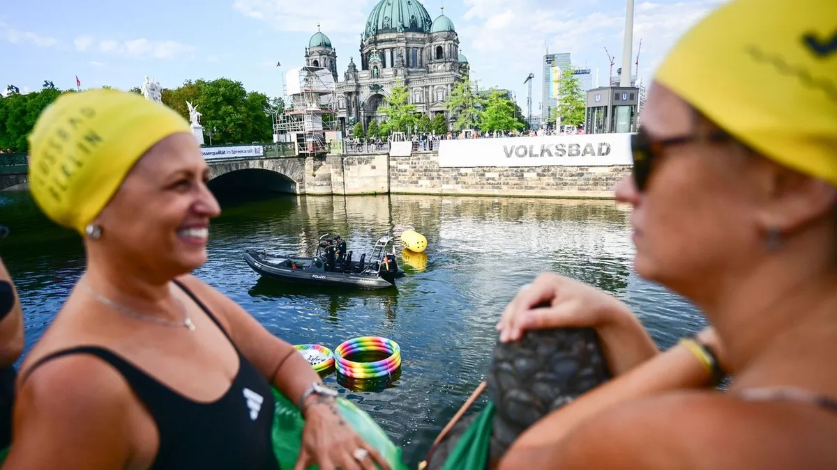 Kein Baden im Fluss: Schwimmdemo in der Spree bleibt an Land