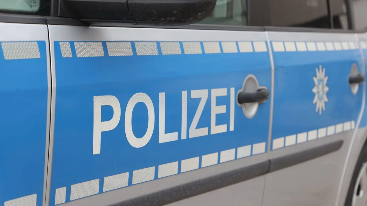 Unfall beim Ausparken: Frau wird beim Ausparken angefahren
