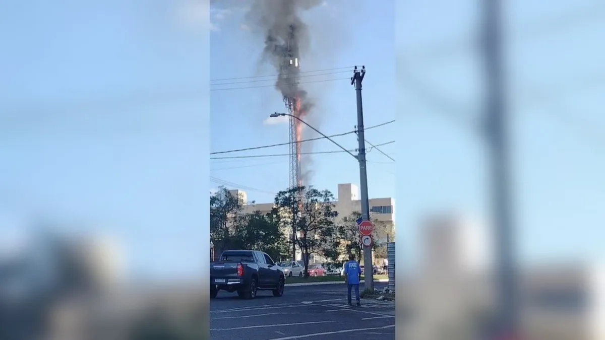 Torre de telefonia de 50 metros pega fogo durante instalação de placa antifurto em Uberlândia